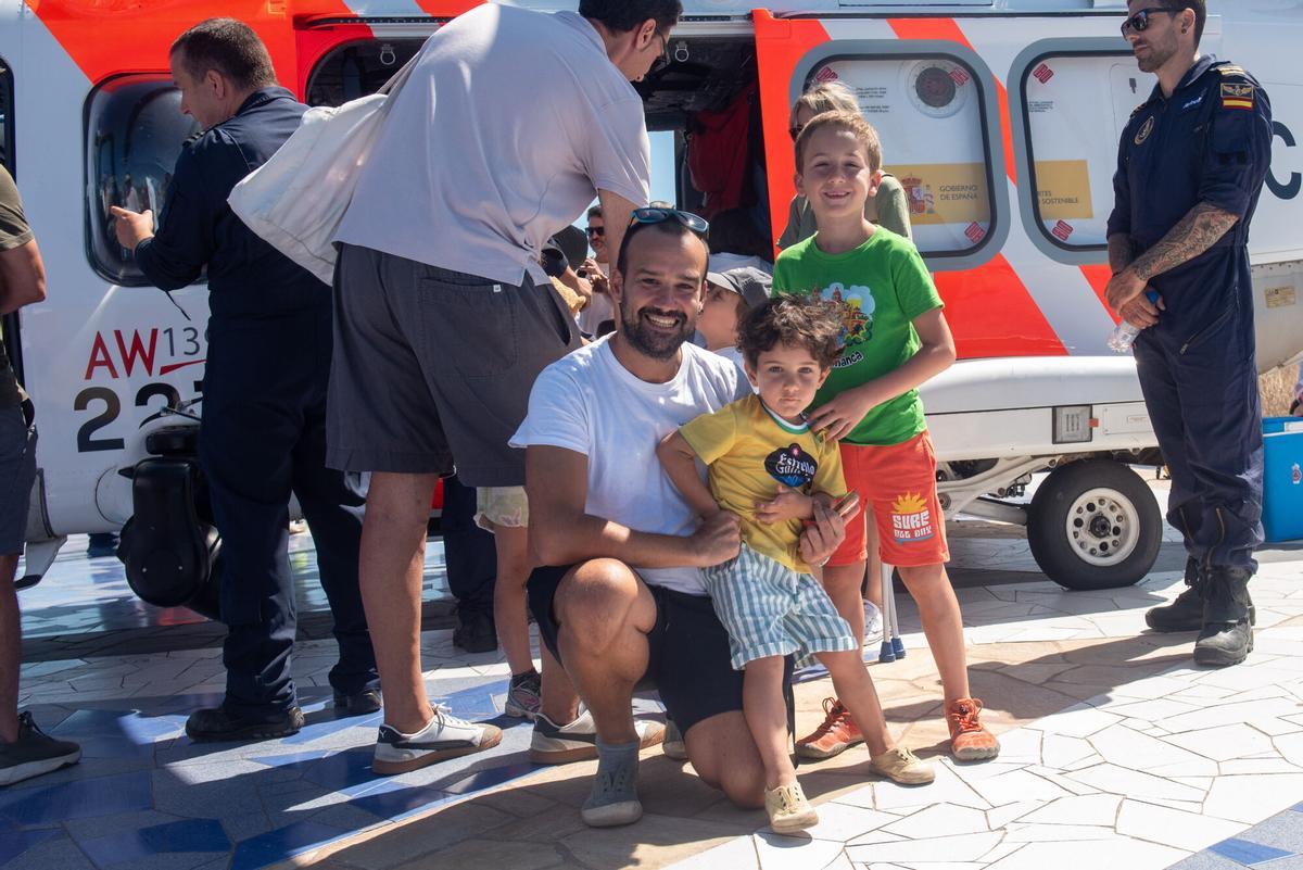 Rubén Fernández con sus dos hijos visitando el Helimer 401
