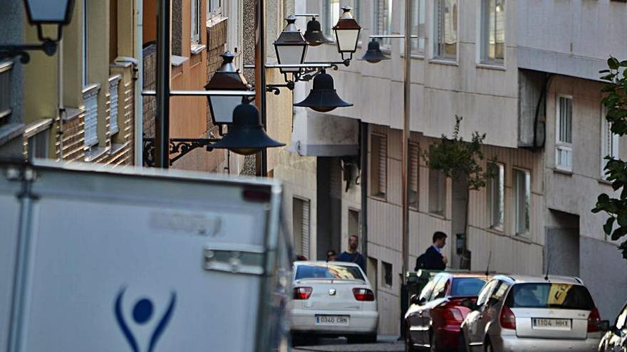 Puntos de luz en una céntrica calle de Moaña.   | // GONZALO NÚÑEZ