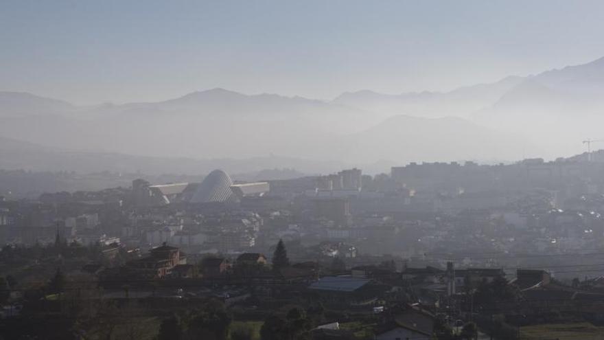 La nube de contaminación en torno a Oviedo, el pasado día 1 de enero.