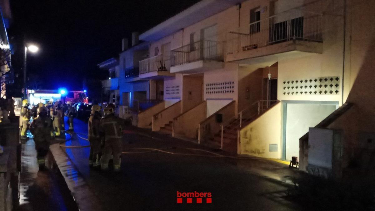 Els Bombers davant la casa on es va produir l'incendi a Santa Llogaia