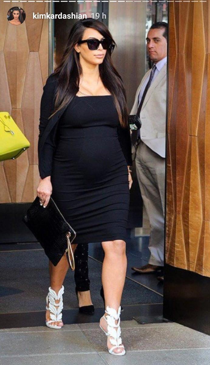 Kim Kardashian con vestido negro