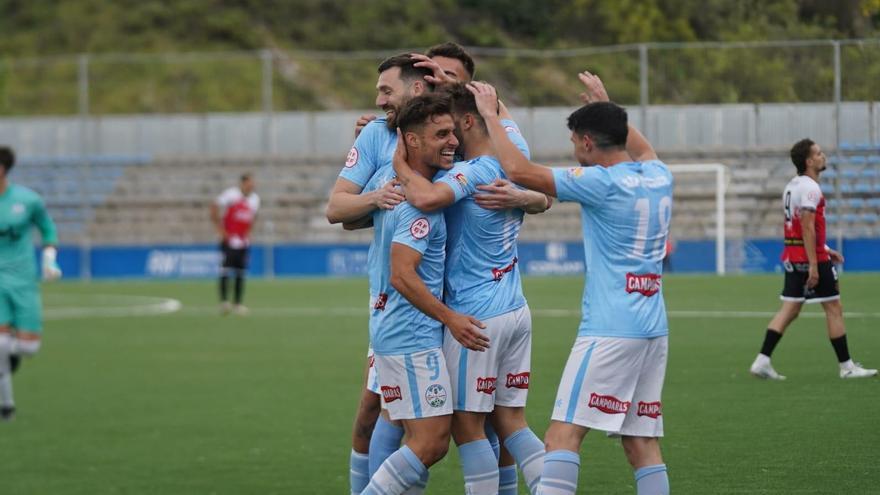 Los futbolistas del Ciudad de Lucena celebran su gol en el derbi ante el Atlético Espeleño.