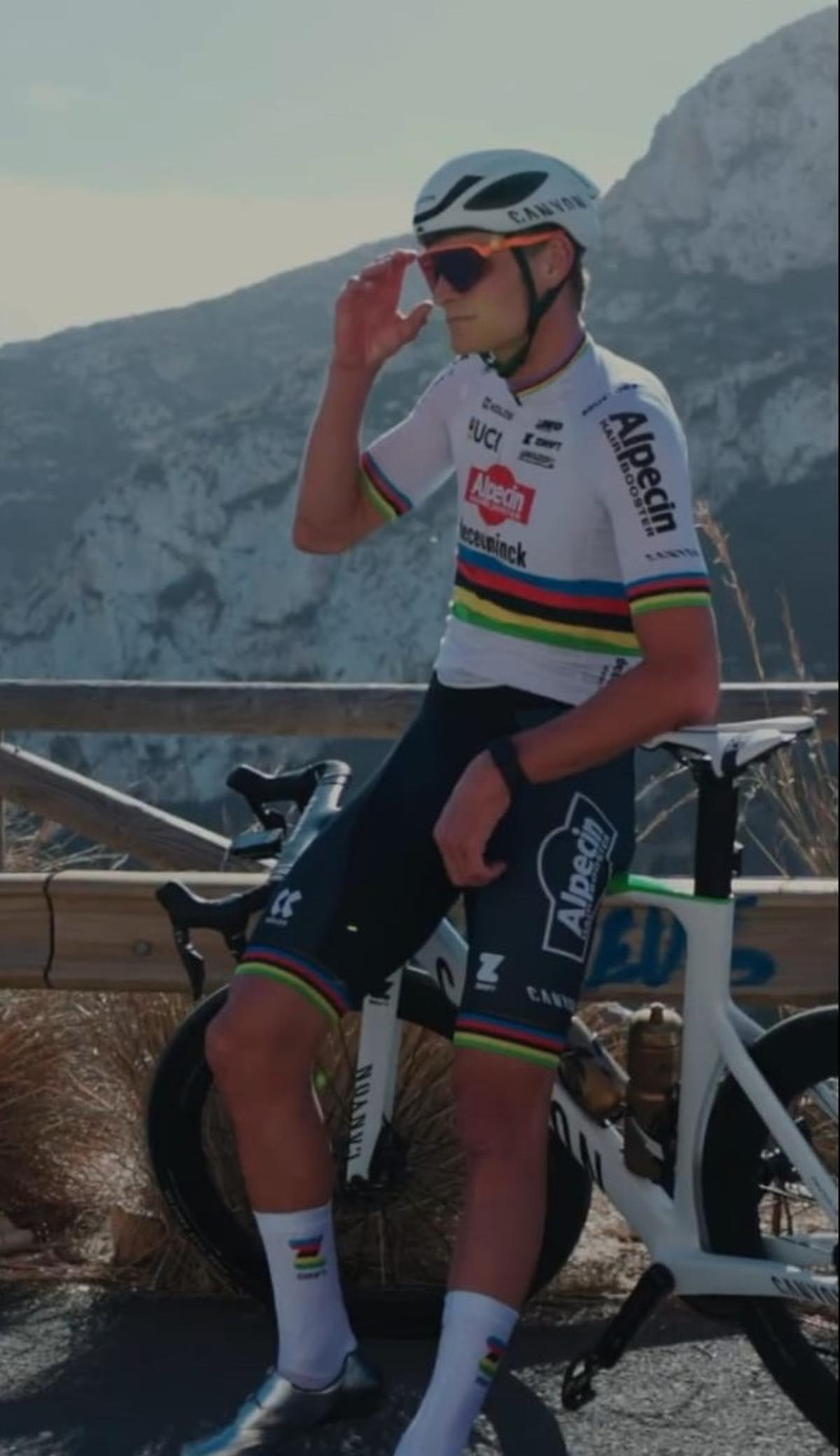 El ciclista neerlandés posa en el vial en zigzag de la cala de la Granadella