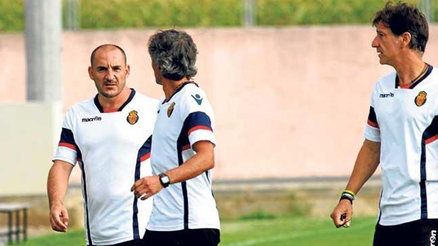 Albert Ferrer conversa con el preparador físico Marc Huguet y uno de sus ayudantes, Alfonso Pérez.