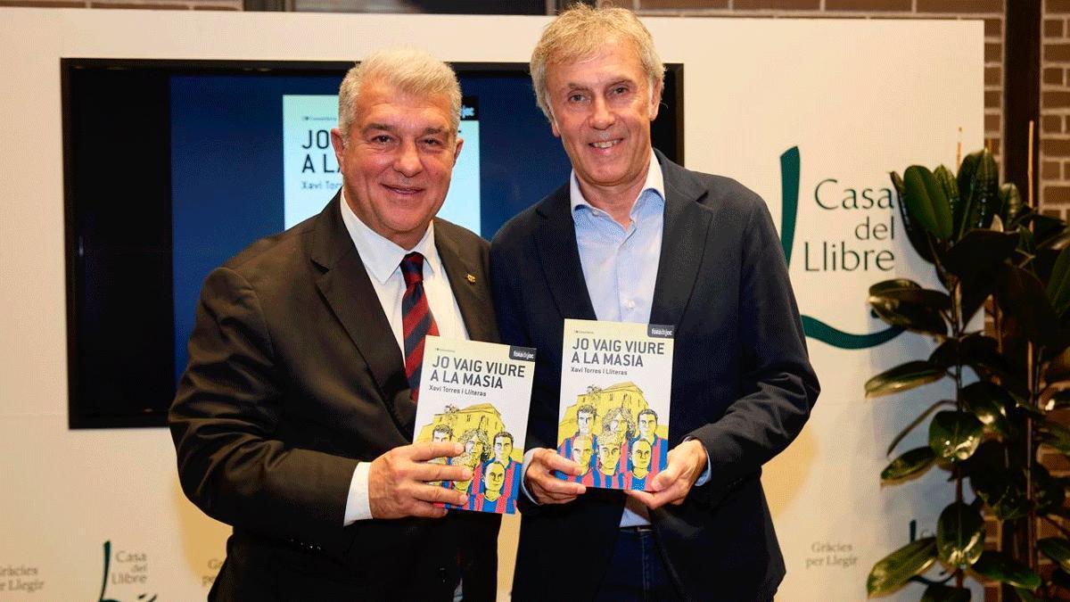 Joan Laporta junto a Xavi Torres, autor del libro 'Jo vaig viure a La Masia'