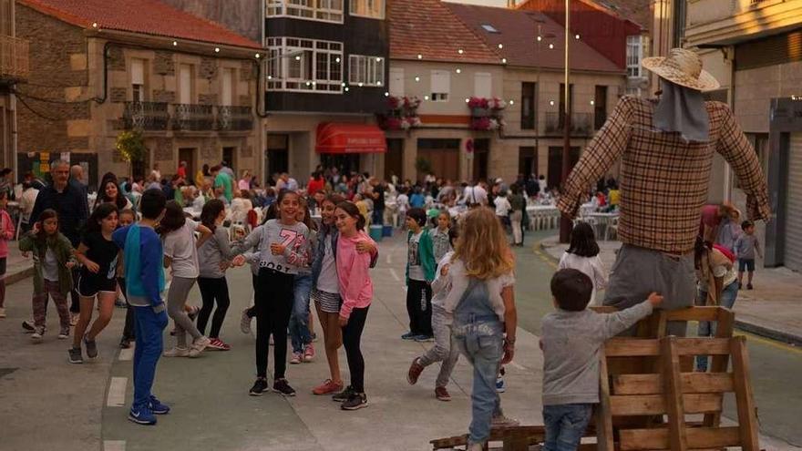 Niños en la celebración del San Juan organizado por los vecinos de A Cacharela. // Bernabé/Javier Lalín