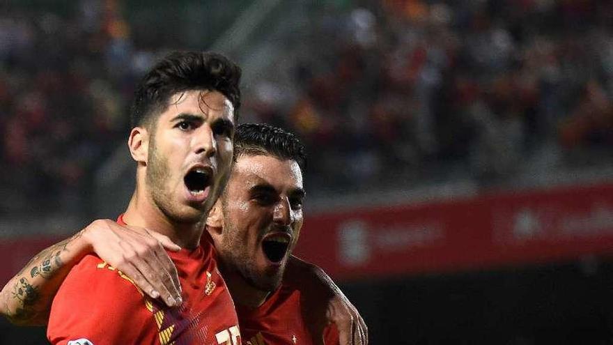 Marco Asensio celebra su gol con su compañero Dani Ceballos.