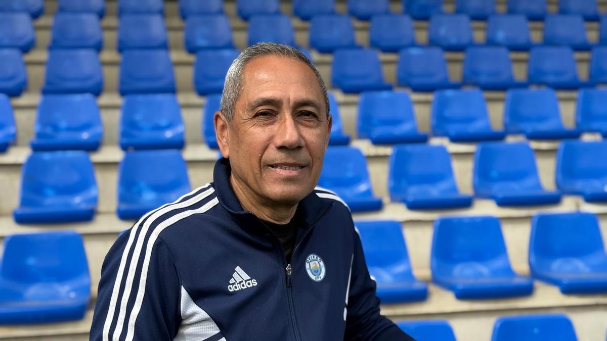 Óscar Alburquerque, el exfutbolista que jugó con Eusébio y ahora milita en el Oviedo City: "La llegada de Pelé marcó un antes y un después en el fútbol"