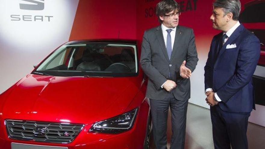 Puigdemont i De Meo, ahir, a la factoria de Seat, al costat del nou model de l&#039;Ibiza