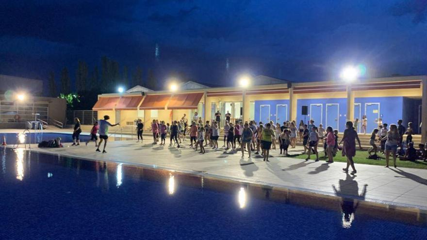 Unes cent vint persones participen en la masterclass de zumba  a la piscina de Vilanova del Camí