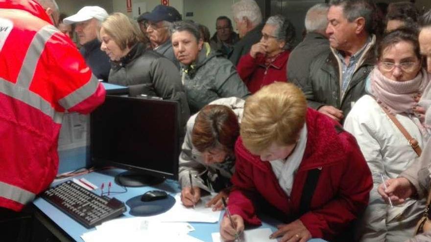 Los vecinos de Sanabria firman el manifiesto de apoyo a los sanitarios.