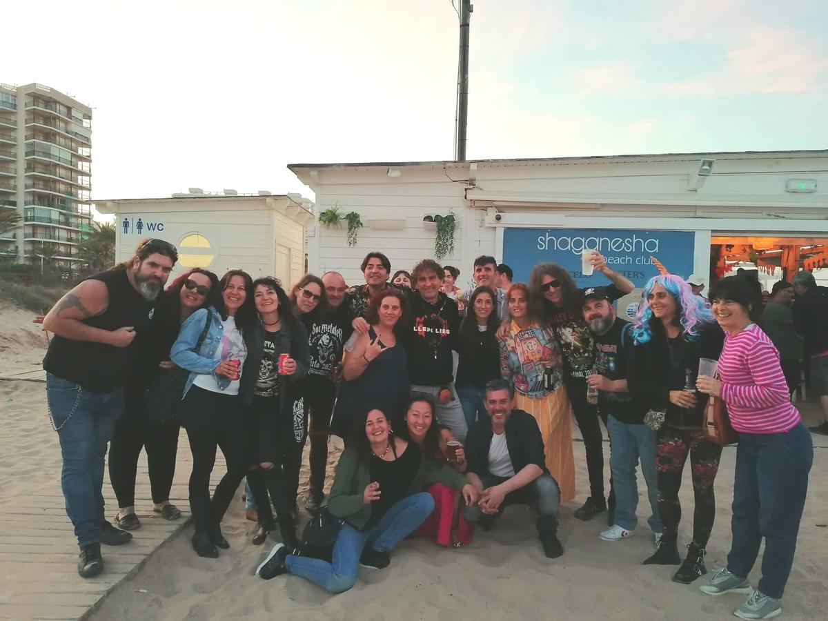 Pajarón, en el centro de la imagen junto a algunos de sus amigos, en su último cumpleaños.