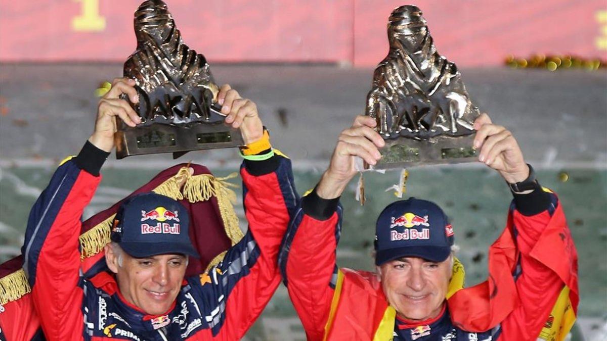 Lucas Cruz y Carlos Sainz, con el trofeo Touareg como campeones del Dakar