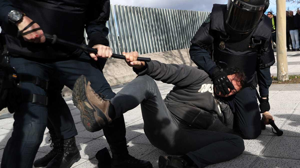 La policía carga contra los taxistas para evitar la ocupación de la rotonda de acceso a Ifema.