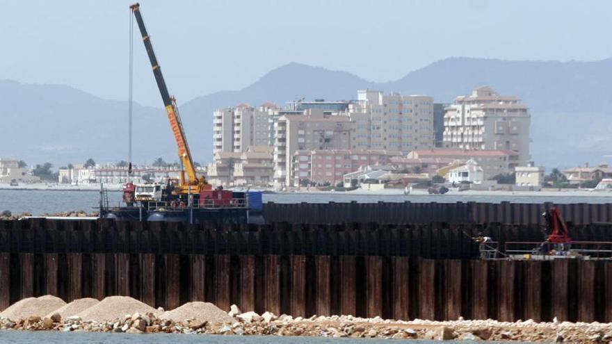 Planchas metálicas clavadas en el fondo del Mediterráneo para construir Puerto Mayor.