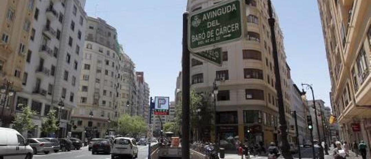 Cartel en bandera de la Avenida Barón de Cárcer.