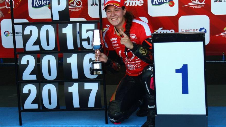 Pakita Ruiz posa tras ganar la carrera y recibir su trofeo de campeona de España.
