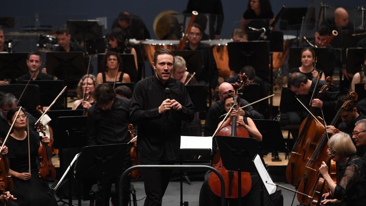 La Orquesta Sinfónica de Galicia con su director, Roberto González-Monjas, al frente