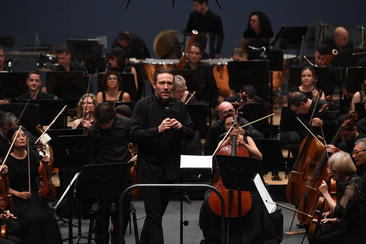 La Orquesta Sinfónica de Galicia con su director, Roberto González-Monjas, al frente