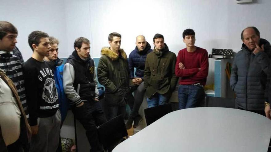 Los jugadores y el cuerpo técnico del filial, ayer, en la reunión con Cañedo.