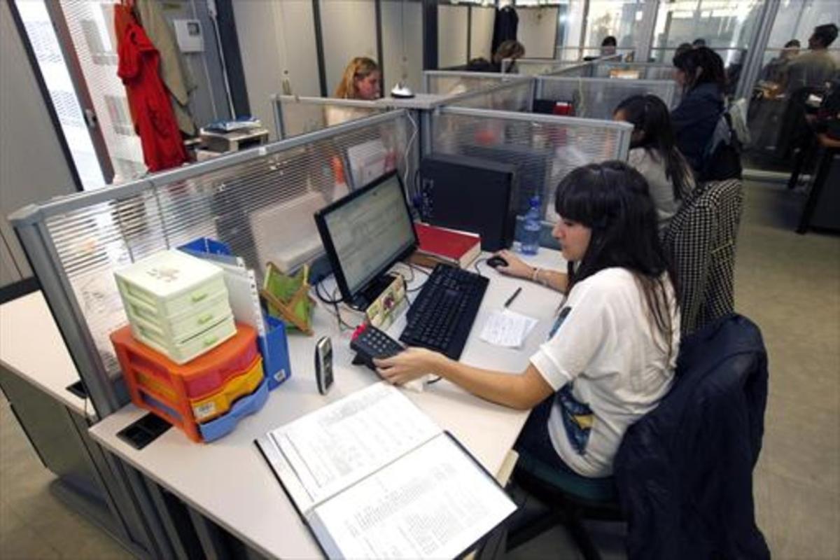 Una trabajadora en un servicio de teleasistencia.