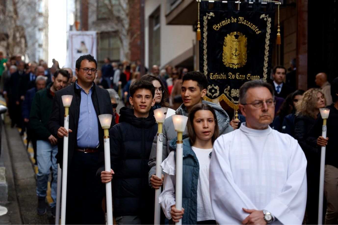 El Viático lleva la comunión a 6 enfermos: alfombrados florales y emoción en Pontevedra