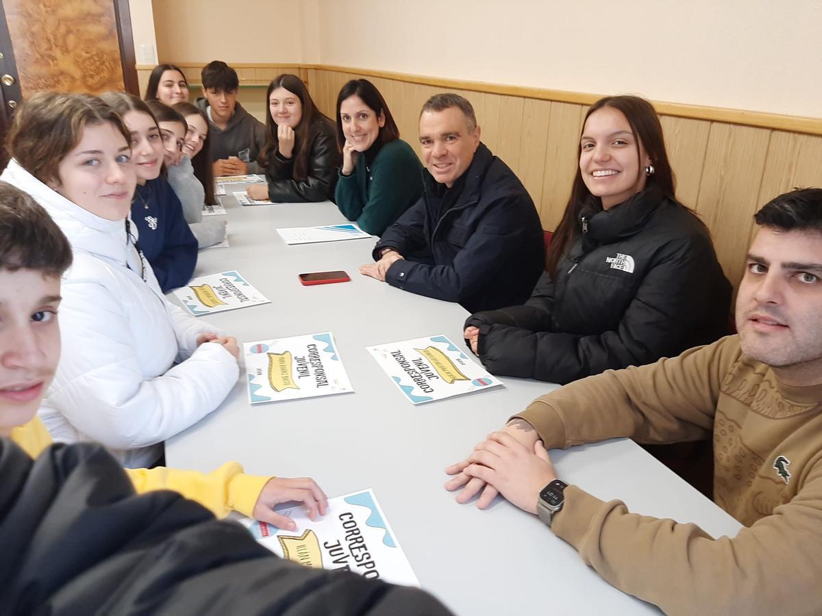Iván Fernández y Patricia Suárez, reunidos con los corresponsales juveniles de Corvera.