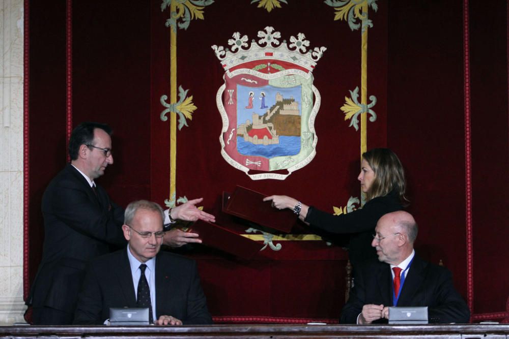 François Hollande y Mariano Rajoy son recibidos con honores junto al Ayuntamiento de Málaga. Antes del almuerzo, han visitado el Museo de Málaga.