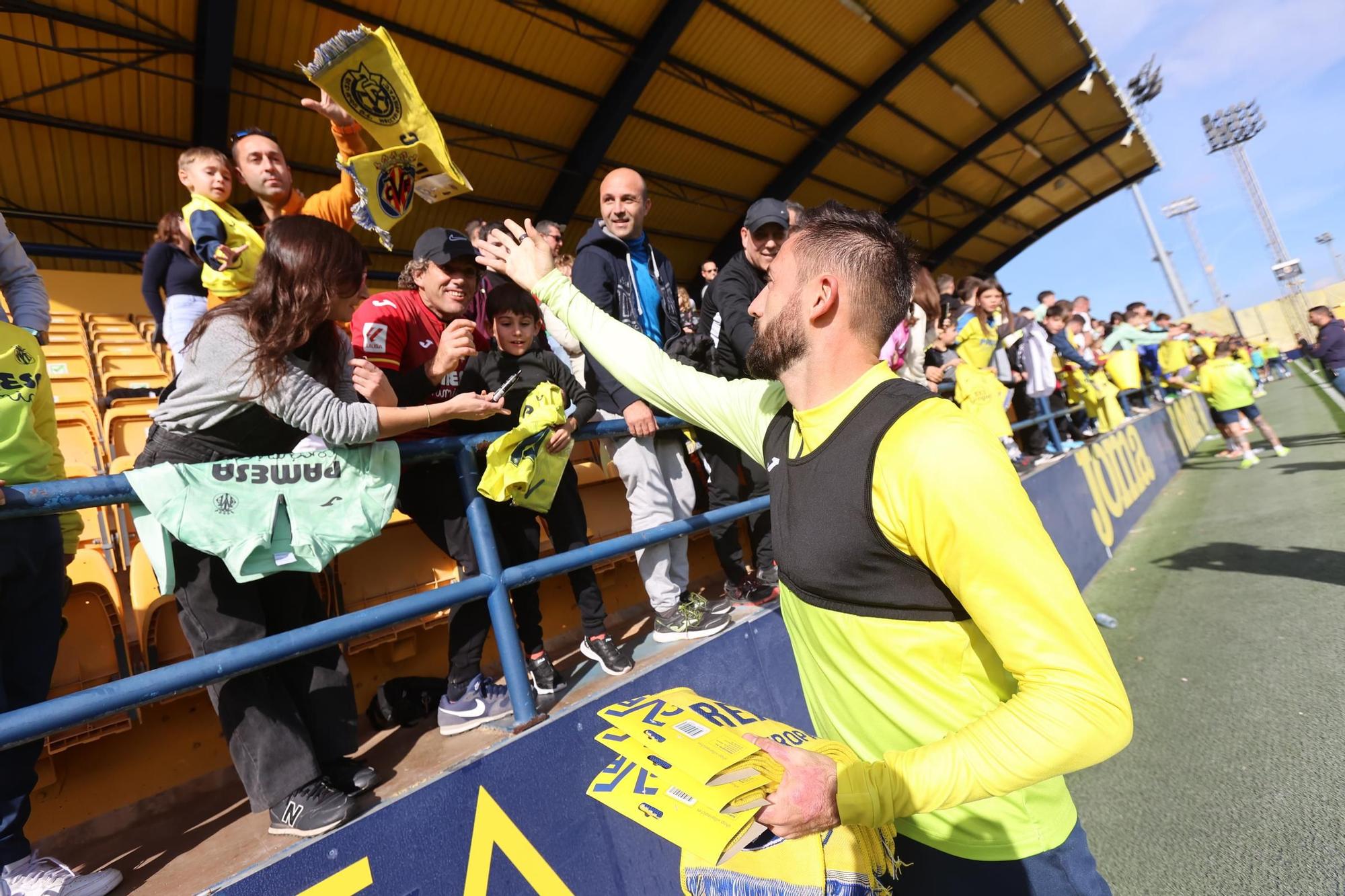 Así ha sido el entrenamiento navideño del Villarreal a puerta abiertas