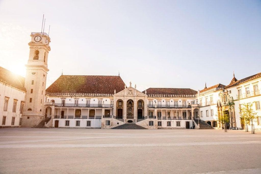 La ciudad portuguesa de Coimbra con su casco antiguo medieval y su antigua universidad es una de las más bonitas de Portugal. En su día fue capital del país. Merece la pena perderse por sus empedradas calles y disfrutar de la estupenda gastronomía de la zona y de sus Fados, también famosos en Portugal. Si vas, una buena opción es visitar también Aveiro, &quot;la venecia&quot; portuguesa.