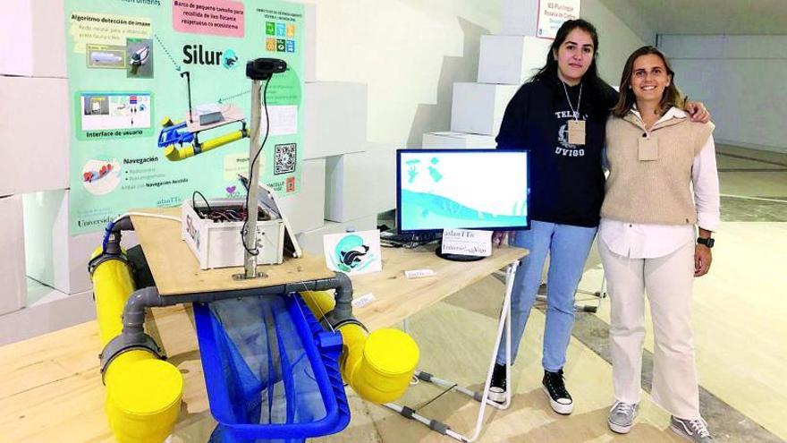 Alba Ferreira y Carlota Cañamero, en la Maker Faire Galicia.