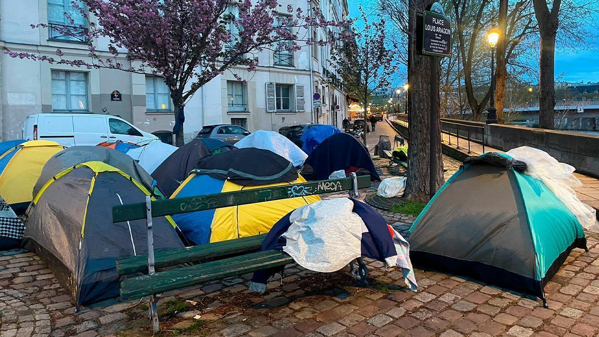 Migrantes acampados en la plaza Louis Aragon de Paris.