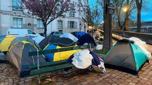 Migrantes acampados en la plaza Louis Aragon de Paris.