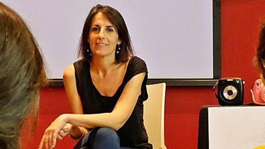 Pilar Ruiz Costa durante su conferencia en la FNAC de Barcelona.