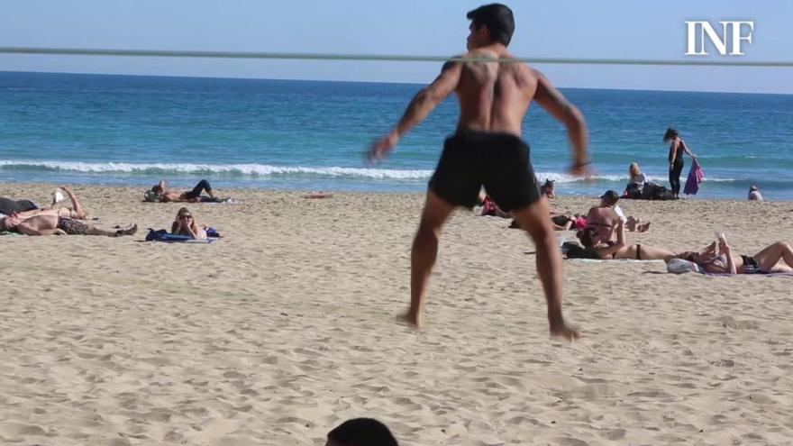 Mucho calor en pleno febrero en la playa del Postiguet de Alicante