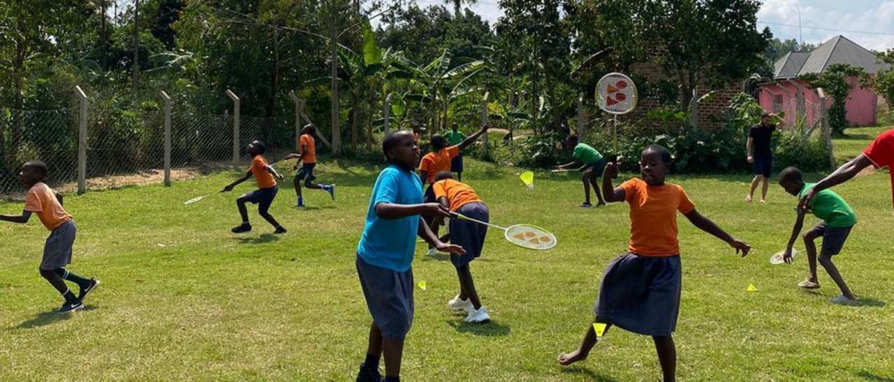 Los niños, practicando con el material que les facilitó el técnico zamorano. |  ALL