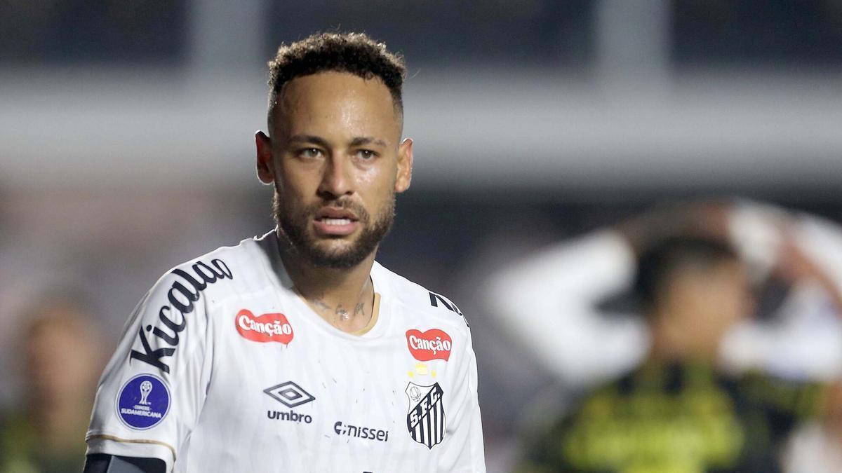 Neymar encarándose con la grada en Brasil