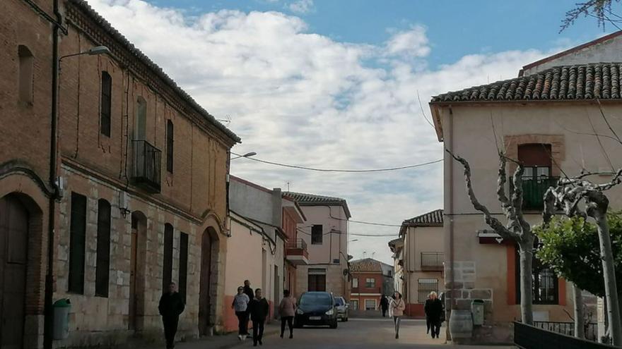 Vecinos pasean por una calle de Morales de Toro. | M. J. C.