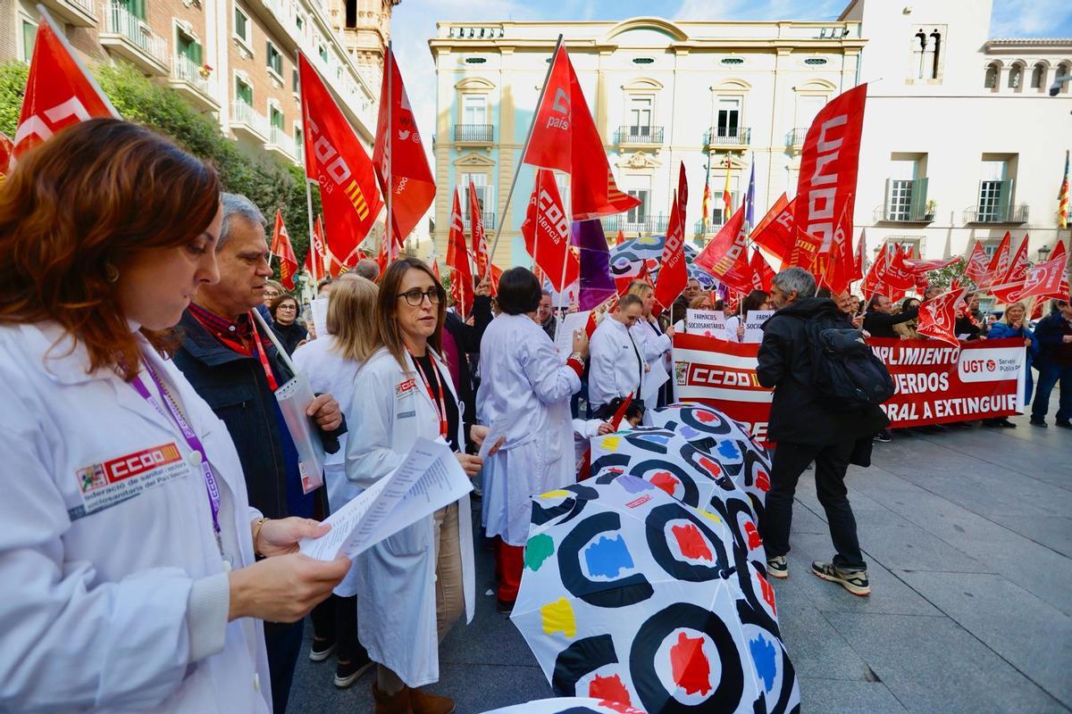 UGT y CCOO se manifiesta por el personal laboral a extinguir de Sanidad