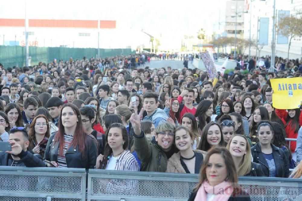 Firma de discos de Aitana en Murcia