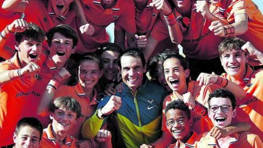 Nadal posa con los recogepelotas del torneo.  | // EFE