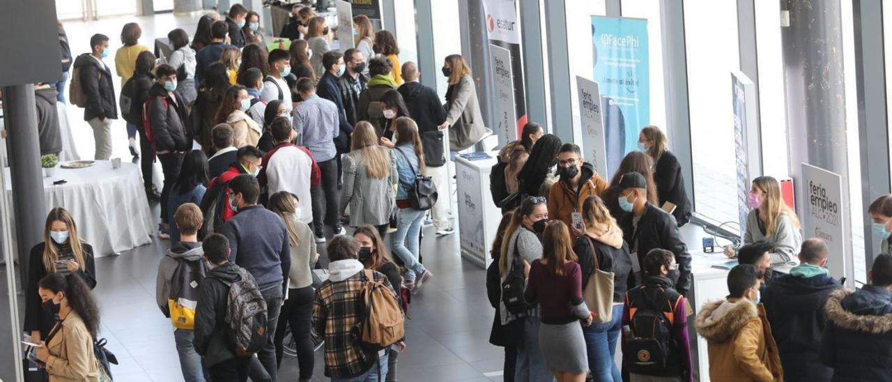 Estudiantes acudiendo a los stands montados por las empresas en la feria. | ANTONIO AMORÓS