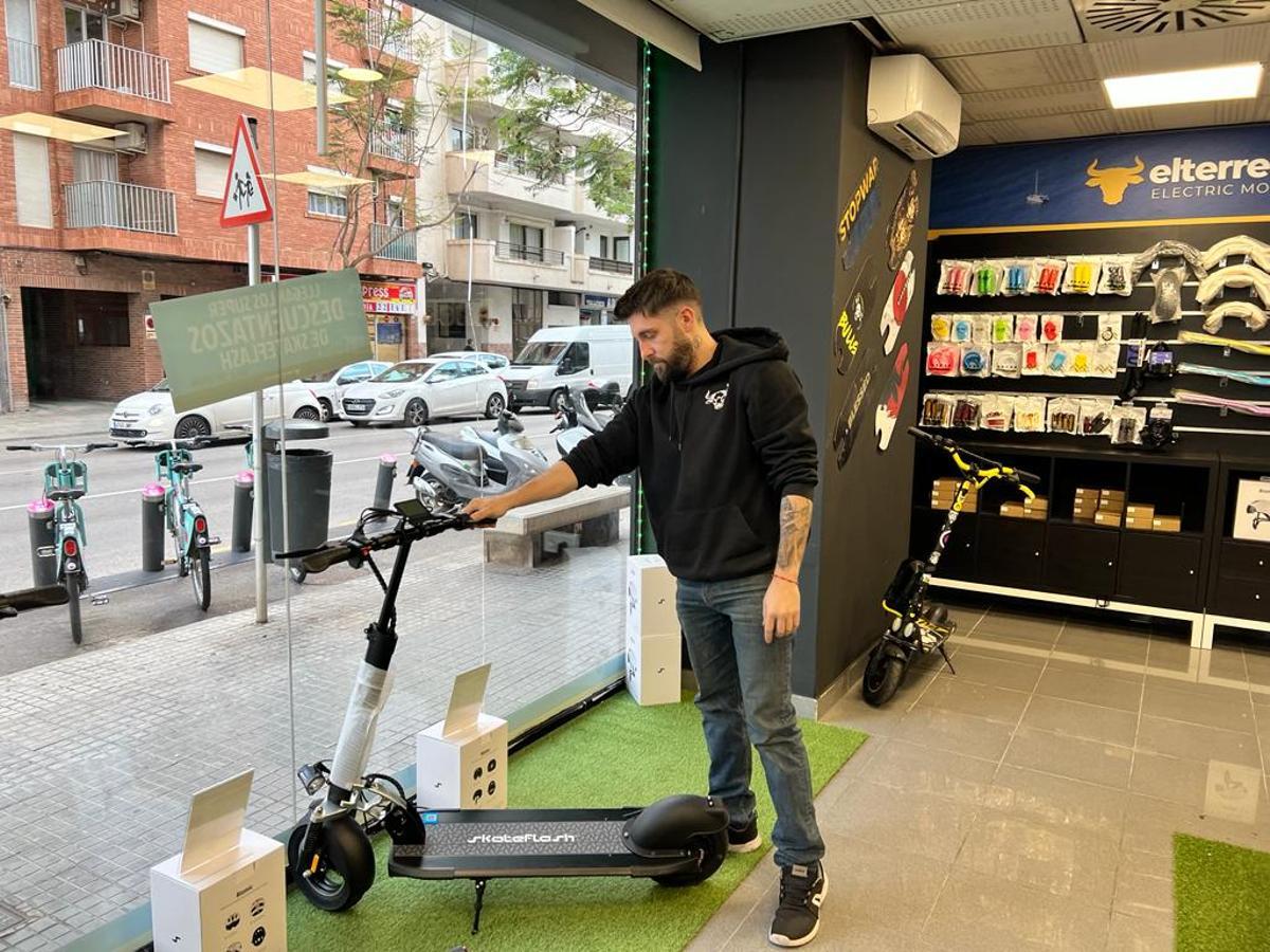 Tomeu Bennassar con un patinete homologado en Palma.