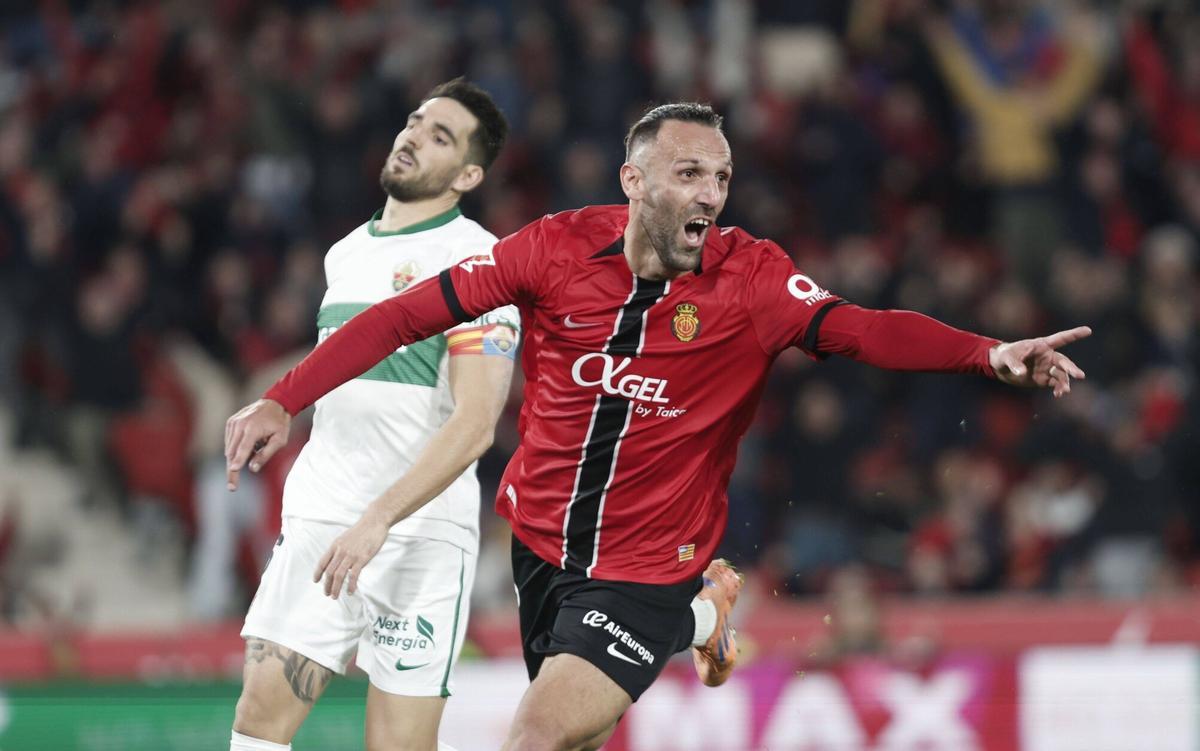 El Mallorca ha vencido al Elche (3-1) en el último partido de 2025 en Son Moix