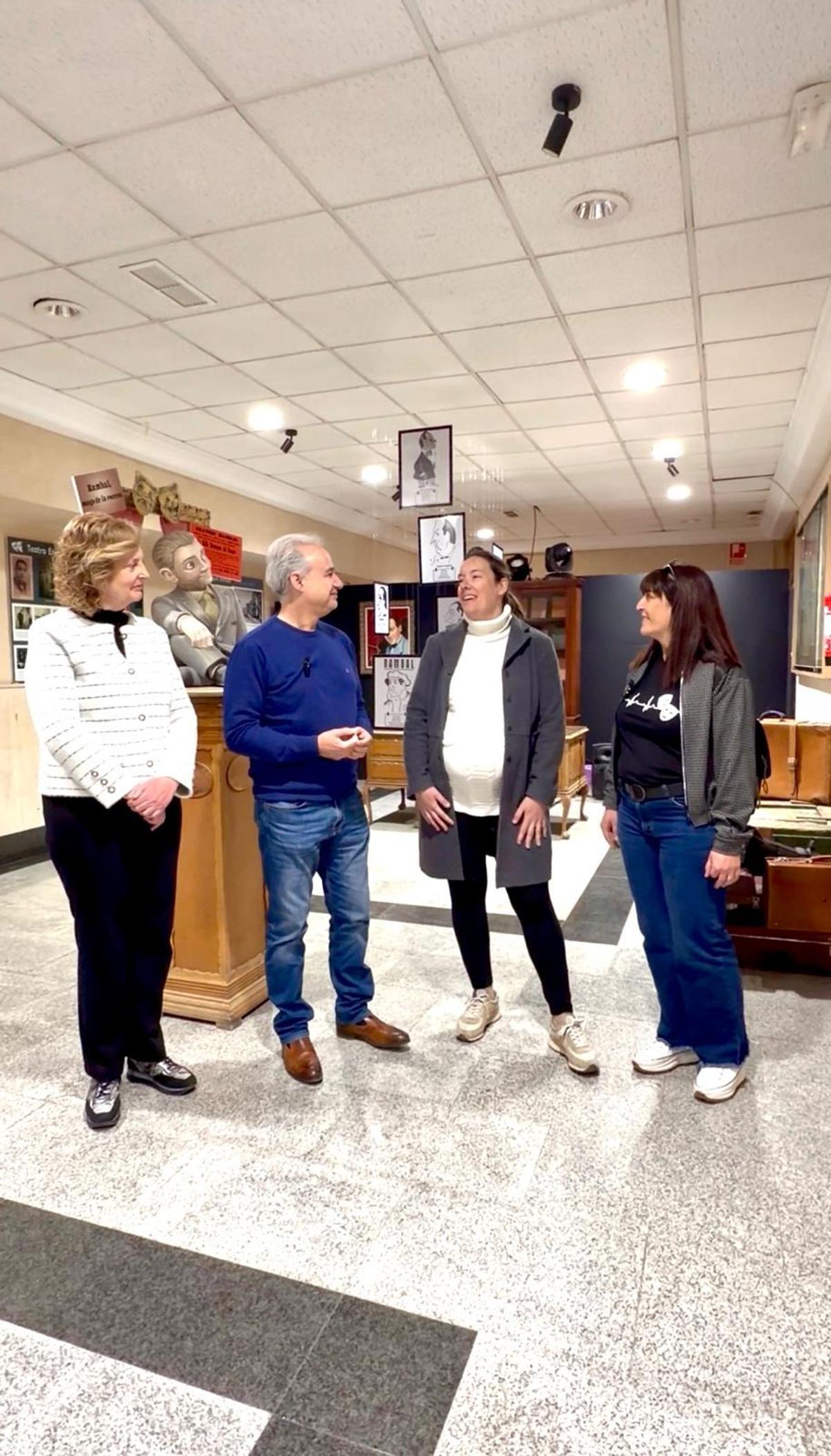 Ada Rambal (2i), bisnieta del genio, junto al alcalde de Utiel, Ricardo Gabaldón, en una visita reciente al municipio.