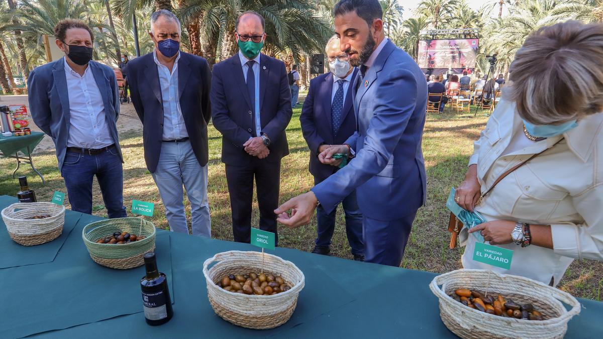 Las autoridades prueban las distintas variedades de dátiles extraídas del Palmeral de Orihuela.