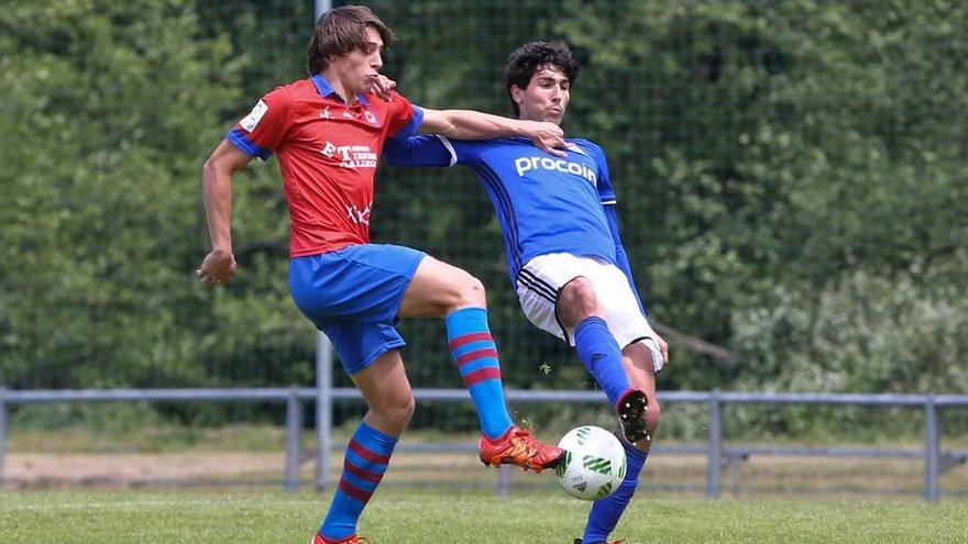 El jugador del Ceares Javi Gutiérrez, a la izquierda, disputa un balón con Jaime Serrano, del Oviedo B.