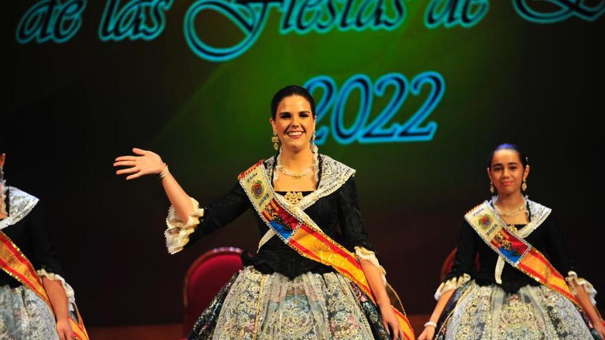 Alba Berenguer saluda tras proclamarse Reina Mayor y de fondo Julia Moreno como Reina Infantil