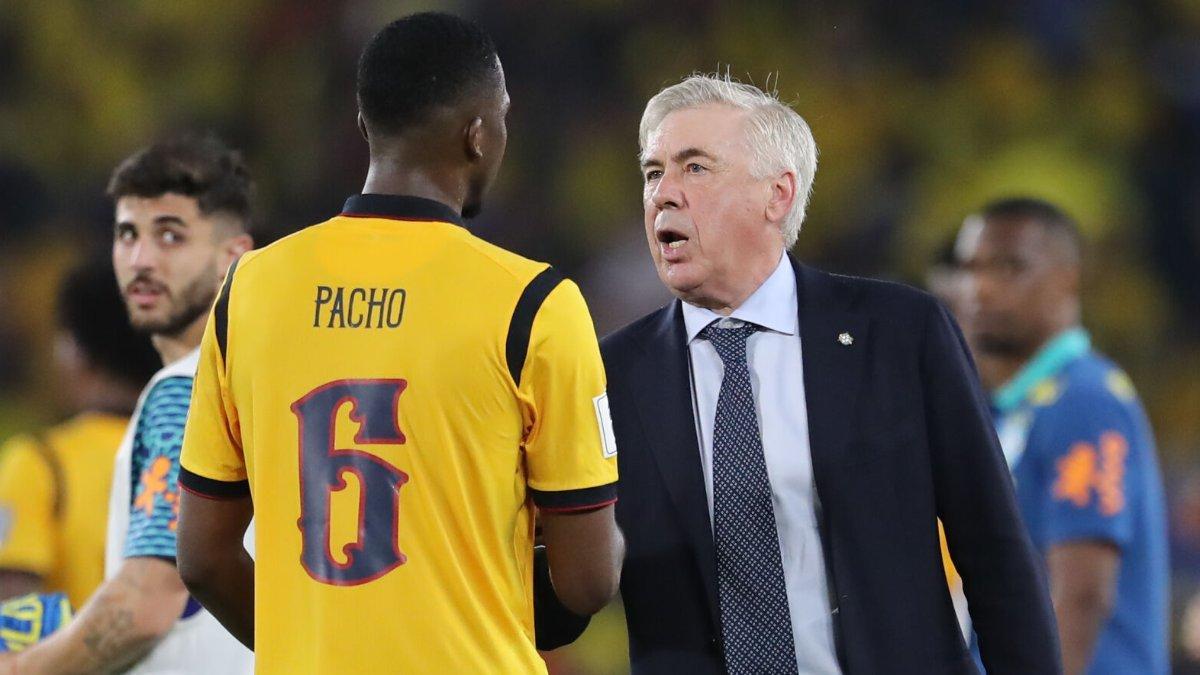 Carlo Ancelotti saluda a Willian Pacho tras el Ecuador-Brasil