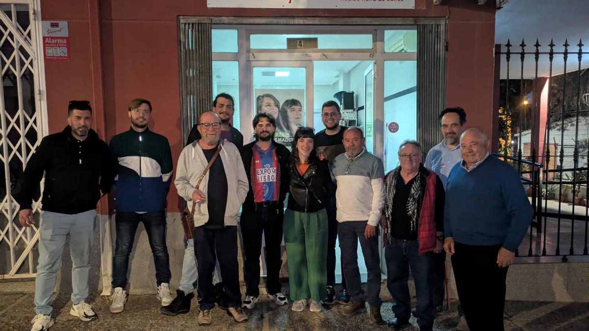 Javier Romo, en el centro de la imagen, portando una antigua camiseta del Extremadura.